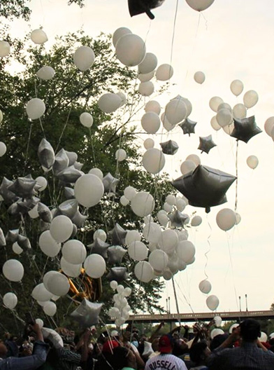 Say farwell with special balloon or lantern release into the sky